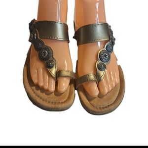 Minnetonka Metallic Gold Decorative Toe-Loop Sandals. Size 8 M